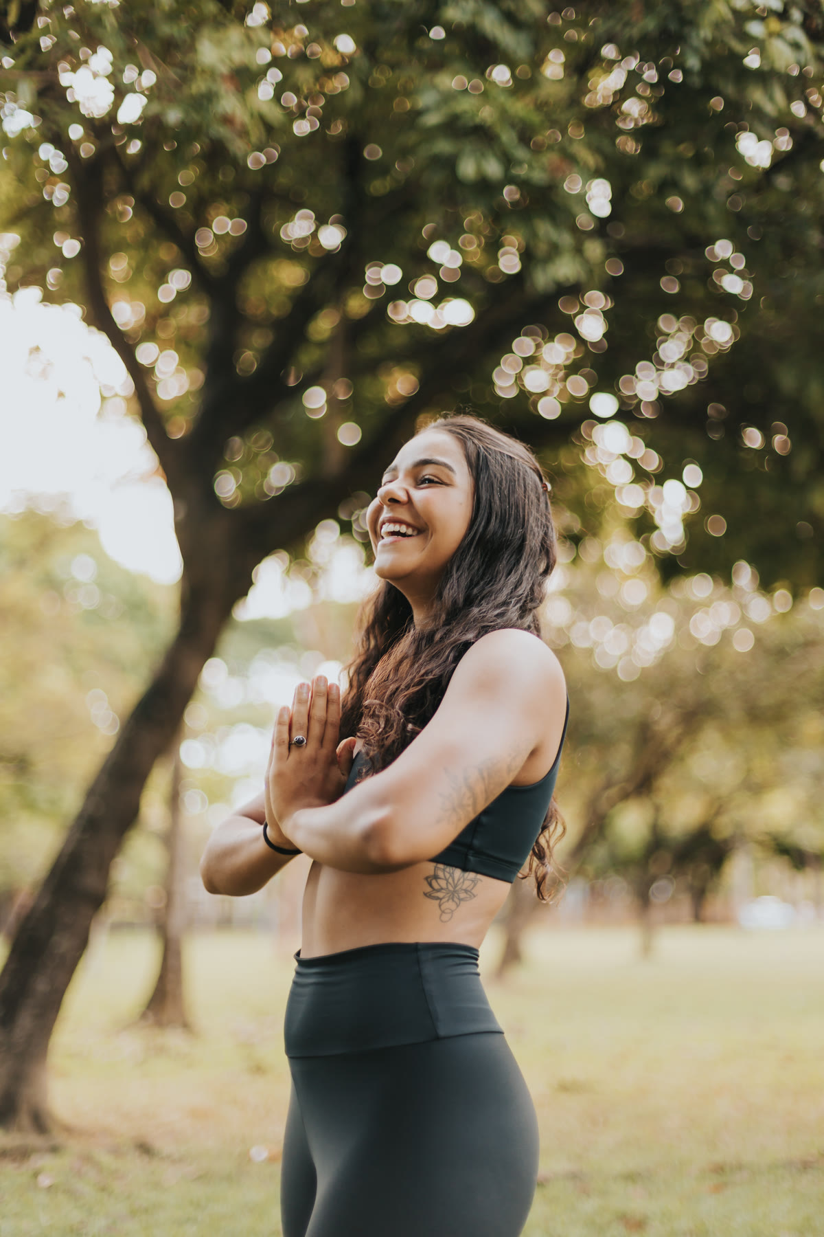 Gaby Drummond com mãos no coração