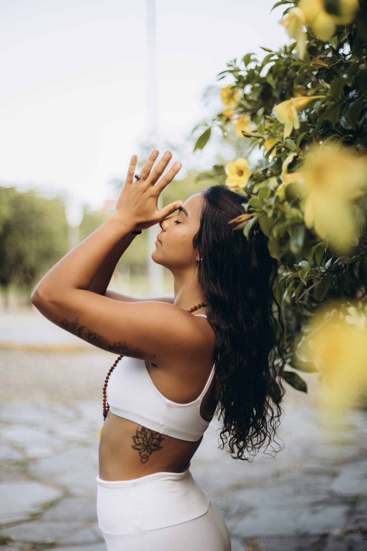 Gaby Drummond em pranayama com flores